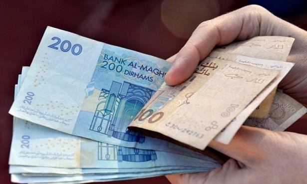 عملة مغربية بين يدي شخص