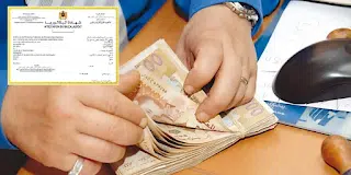 شخص يعد المال بجوار مستند مصرفي