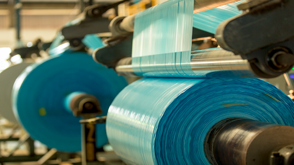 توظيف عمال في مصنع البلاستيك